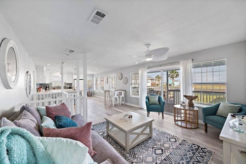Cozy Home w/ 2 Pools, Vball Court, & Ocean Views