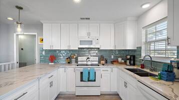 Frigorífic, microones, forn i placa de cuina