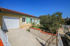 A residential house with a garage, a small garden, and a metal gate. - PRETTY HOUSE - GARDEN - QUIET - GAILLAC (Gaillac)