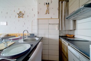 Kjøleskap, mikrobølgeovn, ovn og oppvaskmaskin