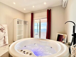 Shower, hair dryer, towels - Nissaki Anemone Luxury Apartment with Jacuzzi (Nissaki)