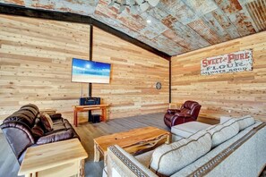 تلفزيون ذكي، مدفأة، تنس طاولة، كُتُب