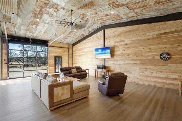 Smart TV, fireplace, ping pong, books