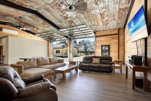 Smart TV, fireplace, ping pong, offices - Ranch Retreat Combo | Stunning Creek View-Fire Pit (Fredericksburg)