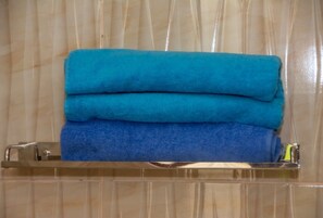 Dusche, Haartrockner, Bidet, Handtücher