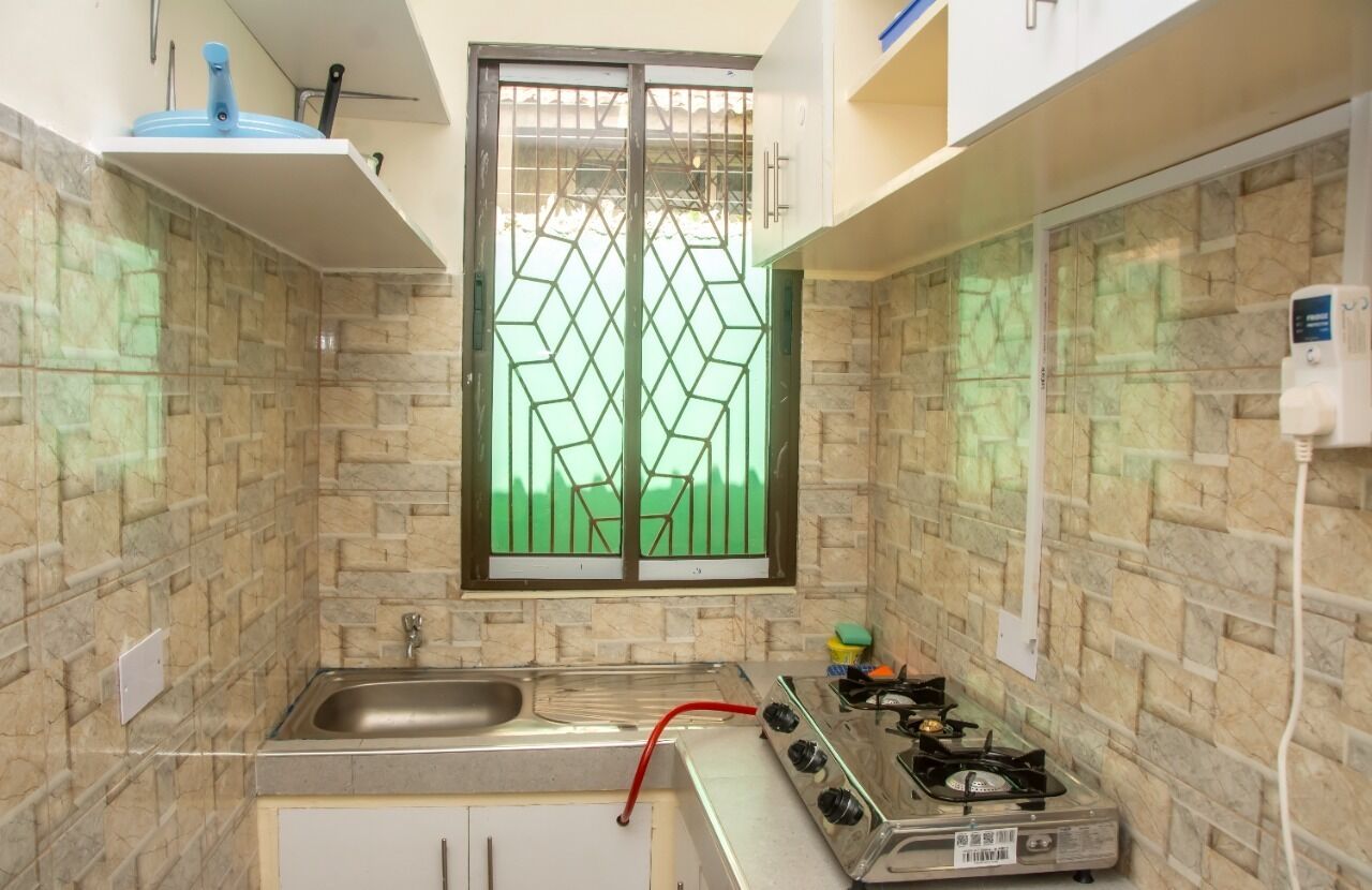 Kjøleskap, mikrobølgeovn, kokeplater og vannkoker