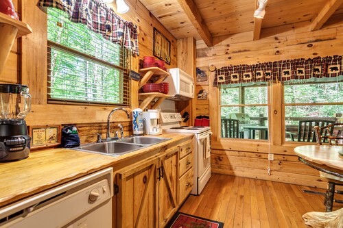 Creekside Hideaway🌟Romantic Private Hot Tub🌹Couples❤️Pool Access 