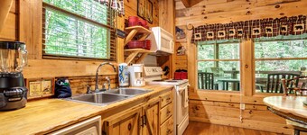 Creekside Hideaway🌟Romantic Private Hot Tub🌹Couples❤️Pool Access 