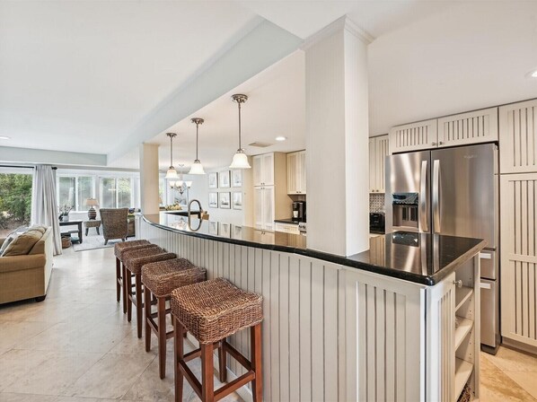 Refrigerador, microondas, horno y lavavajillas 