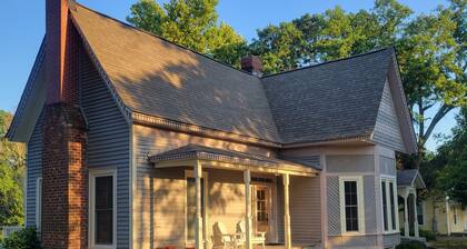 Blue Rose Bungalow: Downtown vibe w/1896 charm. Lake Life. Gym. Kitchen. Parking