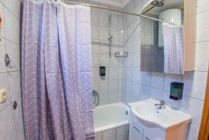 Douche, sèche-cheveux, serviettes fournies, savon