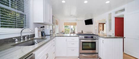 Geladeira, micro-ondas, fogão, cooktop