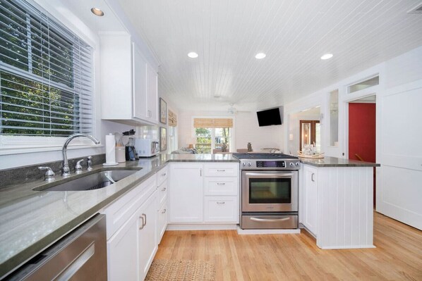 冰箱、微波炉、烤箱、炉灶