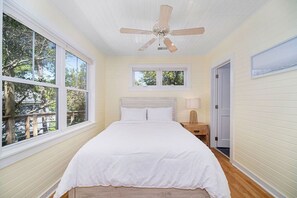 3 bedrooms, desk, iron/ironing board, WiFi - The East Cooper Treehouse ~ 2 blocks to the beach! (Folly Beach)