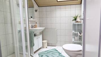 Douche, sĂšche-cheveux, serviettes fournies, savon