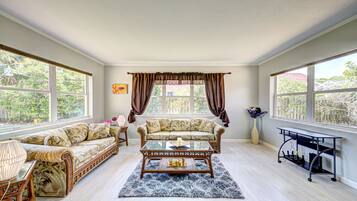 Smart TV, computer monitors