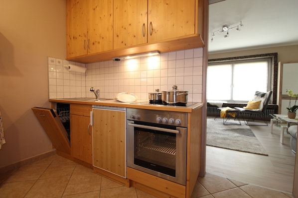 Kühlschrank, Mikrowelle, Ofen, Herdplatte