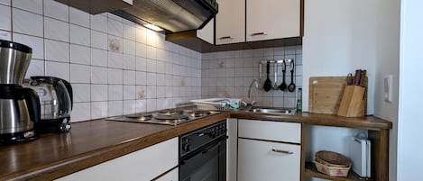 Refrigerador, horno, parrilla de estufa y cafetera y tetera
