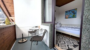 2 chambres, fer et planche à repasser, lit de bébé portatif