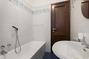 シャワー付き浴槽、ヘアドライヤー、ビデ、タオル