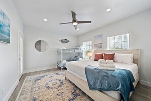 5 habitaciones, escritorio y tabla de planchar con plancha 