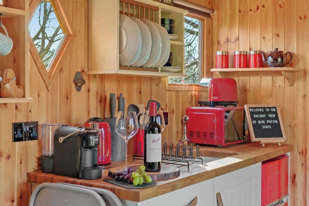 Coffee/tea maker, fridge, microwave, stovetop