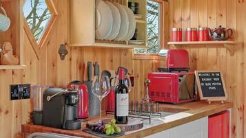 Coffee/tea maker, fridge, microwave, stovetop