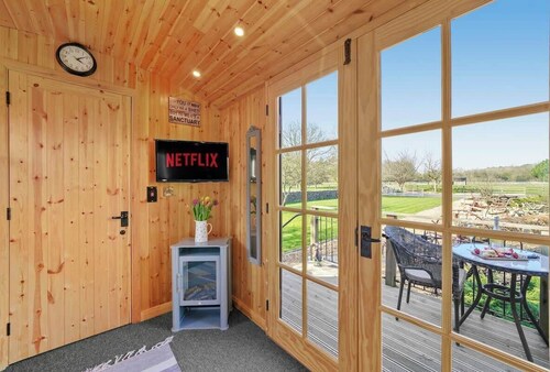 Railway Carriage w/ Parking & WiFi, Pet-Friendly