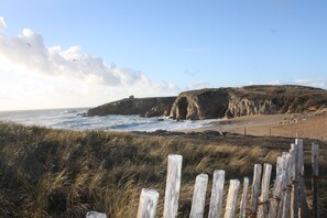På stranden