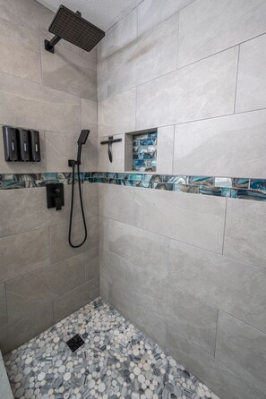 Een douche, een haardroger, handdoeken, zeep