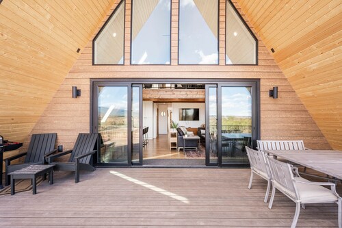 The Sage House: Sleeps 16 with incredible views!