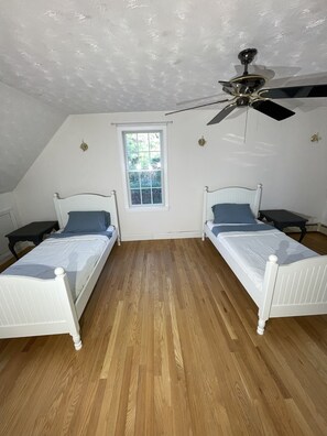 4 bedrooms, free WiFi - Lovely Cape 4BR+with private pool. (Mashpee)