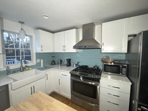 Mikrowelle, Geschirrspüler, Wasserkocher mit Kaffee-/Teezubehör