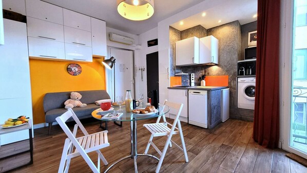 Interior - Apartment, 1 Bdrm - AC - neighborhood Antique dealers, the Port (Nice)