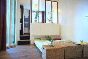 1 bedroom, iron/ironing board, WiFi, bed sheets - Apartment, 1 Bdrm - AC - neighborhood Antique dealers, the Port (Nice)