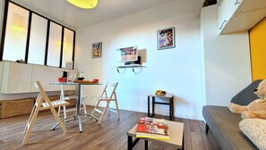 TV, stereo - Apartment, 1 Bdrm - AC - neighborhood Antique dealers, the Port (Nice)