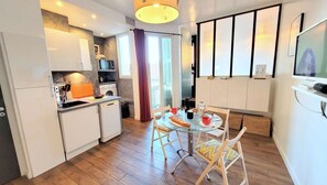 Dining - Apartment, 1 Bdrm - AC - neighborhood Antique dealers, the Port (Nice)