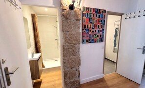 Baignoire, articles de toilette écologiques, sèche-cheveux