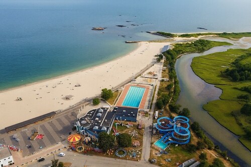 Luxury 8BR Winter Wonderland • Sleeps 22 • Indoor Fireplaces & Ocean Views