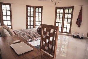 1 bedroom, desk, iron/ironing board, free WiFi - Charming roundhouse villa with garden view (Thalavoor)