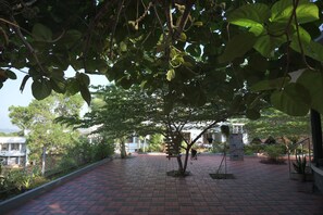 Property grounds - Charming roundhouse villa with garden view (Thalavoor)