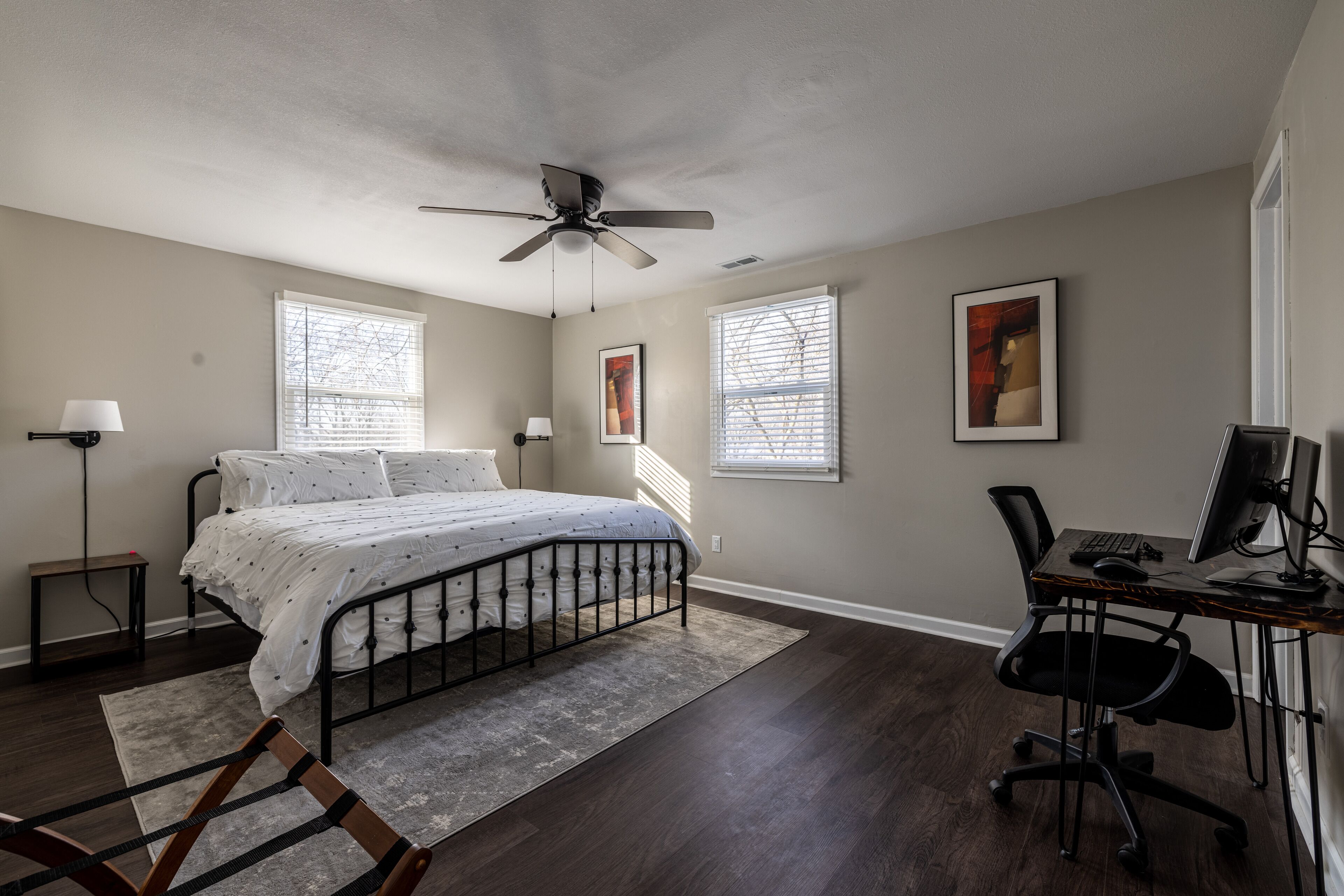 5 dormitorios, escritorio, tabla de planchar con plancha y cuna de viaje