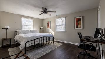 5 dormitorios, escritorio, tabla de planchar con plancha y cuna de viaje