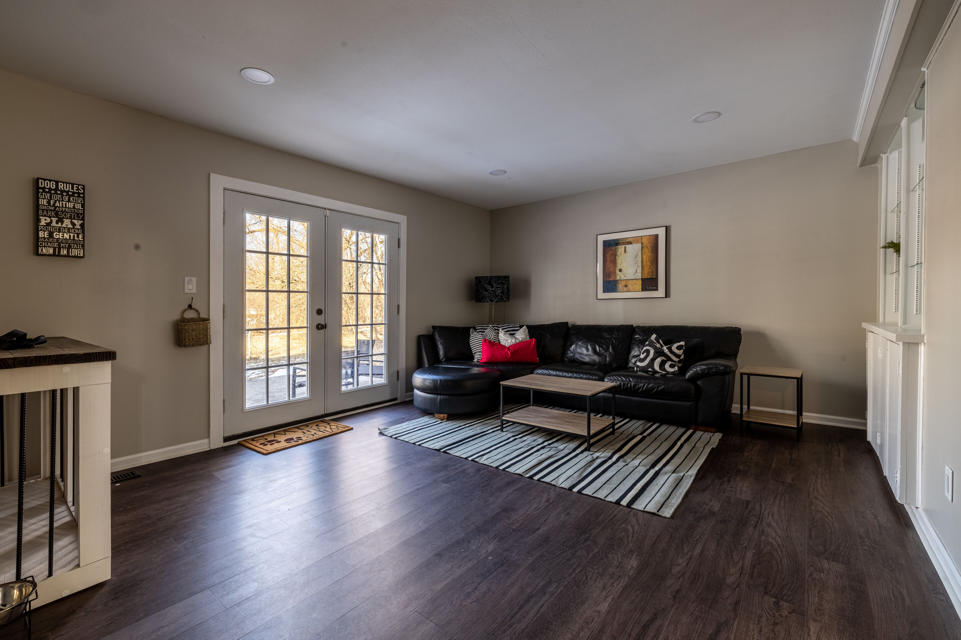 Una Smart TV, un futbolín, una mesa de tenis de mesa