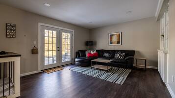 Una Smart TV, un futbolín, una mesa de tenis de mesa