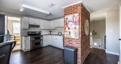 5 Bd home w/ GAME ROOM, Pet Friendly- Near I69/465