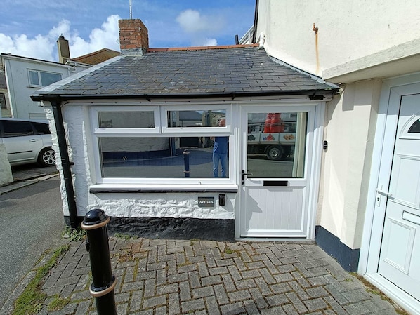 Cottage | Exterior detail - 1 Bed Cottage - Sleeps 2 - Parking - Wifi (Helston)