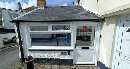 1 Bed Cottage - Sleeps 2 - Parking - Wifi