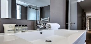 Dusche, Seife, Shampoo, Toilettenpapier