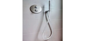 Douche, séchoir à cheveux, serviettes fournies, savon